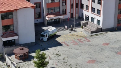 Niğde Belediyesi’nden yeni öğretim yılına özel kapsamlı okul bahçesi temizliği
