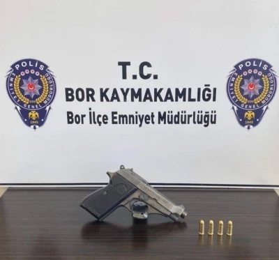 Niğde Bor&rsquo;da silah ve &ccedil;alıntı motosiklet ele ge&ccedil;irildi
