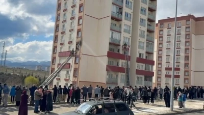 Niğde&rsquo;de 5. katta &ccedil;ıkan yangında 4 kişi tedbir ama&ccedil;lı hastaneye kaldırıldı
