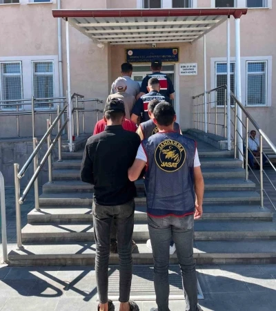 Niğde&rsquo;de 8,5 ton g&uuml;breyi r&ouml;morkla birlikte &ccedil;alanlar yakalandı
