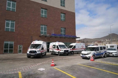 Niğde&rsquo;de ara&ccedil; şarampole devrildi: 5 kişi yaralı
