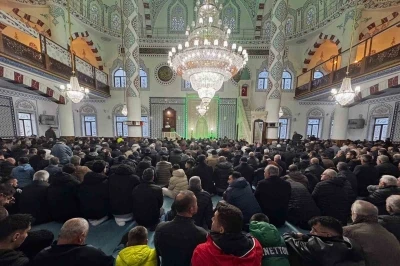 Niğde&rsquo;de bayram namazı sonrası bayramlaşma
