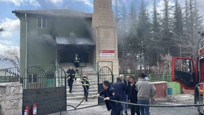 Niğde&rsquo;de camide yangın, ekiplerin m&uuml;dahalesi s&uuml;r&uuml;yor
