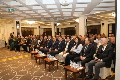Niğde&rsquo;de elma &uuml;reticileri buluştu
