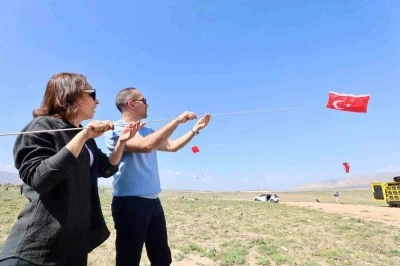 Niğde&rsquo;de g&ouml;ky&uuml;z&uuml; anneler i&ccedil;in renklendi
