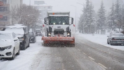 Niğde&rsquo;de karla m&uuml;cadele ekiplerinden 24  saat mesai
