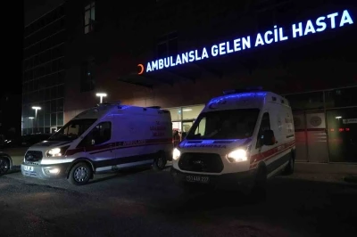 Niğde&rsquo;de kontrolden &ccedil;ıkan otomobil elektrik direğine &ccedil;arptı: 1 &ouml;l&uuml;, 1 yaralı
