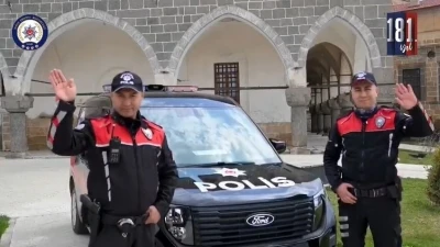 Niğde&rsquo;de minik &ouml;ğrencilerden polislere sevgi dolu kutlama
