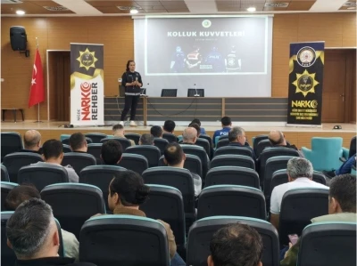 Niğde&rsquo;de polisten narkotikle m&uuml;cadelede bilgilendirme &ccedil;alışmaları
