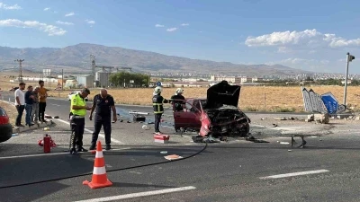 Niğde’de refüje çarpan otomobil alev aldı: 1 yaralı

