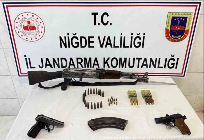 Niğde’de ruhsatsız silah operasyonu: Kaleşnikof ve tabancalar ele geçirildi
