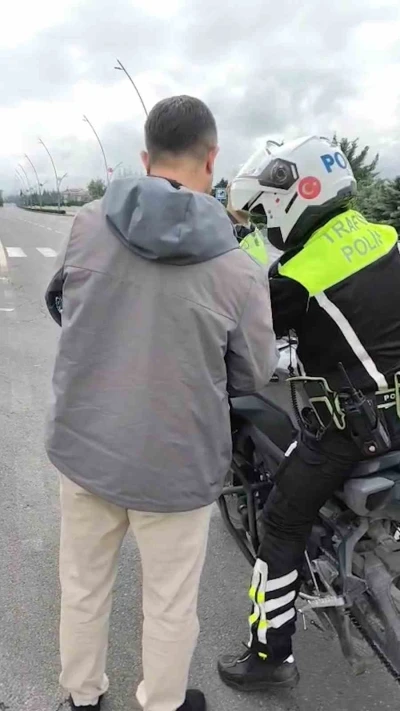 Niğde&rsquo;de YKS&rsquo;ye ge&ccedil; kalan &ouml;ğrencileri polis yetiştirdi

