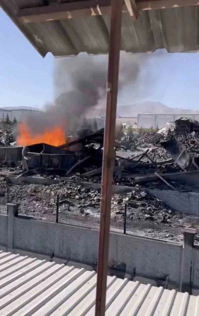 Niğde OSB’deki fabrika yangınının ardından yanıcı hammaddeler yeniden tutuşuyor
