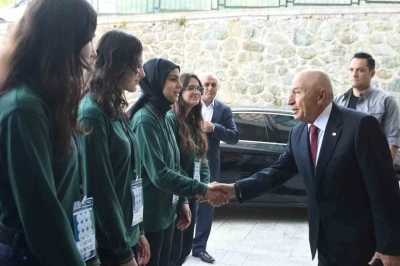 Nihat &Ouml;zdemir, Trabzon&rsquo;da &ouml;ğrencilerle buluştu
