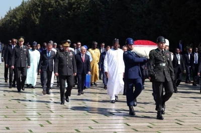 Nijer Cumhurbaşkanı Tchiani, Milli Savunma Bakanı Yaşar G&uuml;ler ile birlikte Anıtkabir&rsquo;i ziyaret etti
