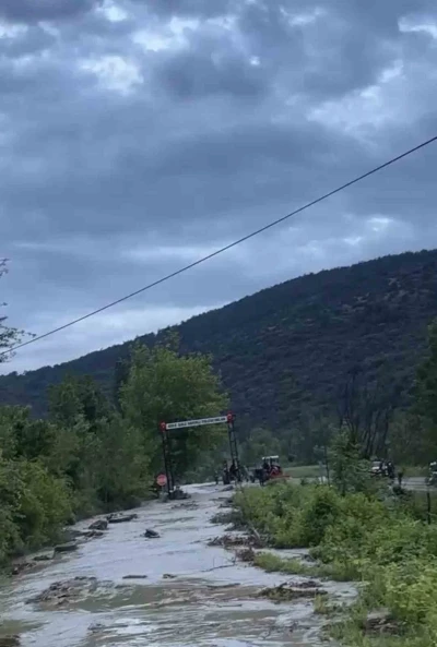 Niksar&rsquo;da sel alarmı: Dereler taştı, araziler suya g&ouml;m&uuml;ld&uuml;
