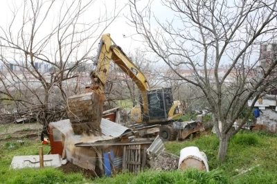 Nil&uuml;fer&rsquo;de ka&ccedil;ak barakalar yıkıldı
