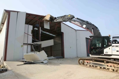 Nil&uuml;fer&rsquo;de tarım alanındaki 900 metrekarelik ka&ccedil;ak yapı yıkıldı
