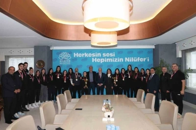 Nil&uuml;fer&rsquo;in şampiyon kızları kupaları Başkan Şadi &Ouml;zdemir&rsquo;e getirdi
