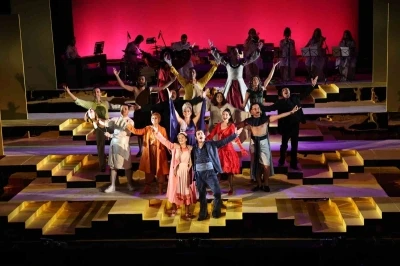 Nilüfer Kent Tiyatrosu’ndan &quot;Lüküs Hayat&quot; ile görkemli sezon açılışı
