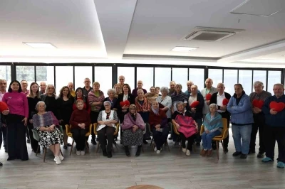 Nil&uuml;ferli kadınlardan huzurevi sakinlerine g&ouml;n&uuml;l k&ouml;pr&uuml;s&uuml;
