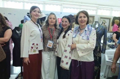 Ninelerinin dokuduğu kumaşlardan dikilen bluzlarla defileye &ccedil;ıktılar
