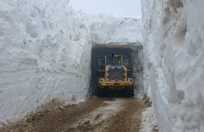 Nisan ayında 4 metrelik kar t&uuml;nellerinde &ccedil;alışma
