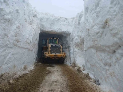 Nisan ayında 6 metreyi bulan karda yol a&ccedil;ma &ccedil;alışması
