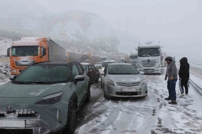 Nisan ayında kış geri geldi: Erzincan-Sivas kara yolu kar nedeniyle ulaşıma kapandı
