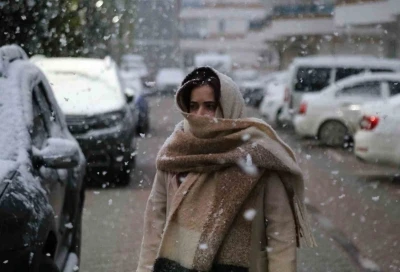 Nisan ayında lapa lapa kar yağışı: Kent merkezini beyaza b&uuml;r&uuml;d&uuml;
