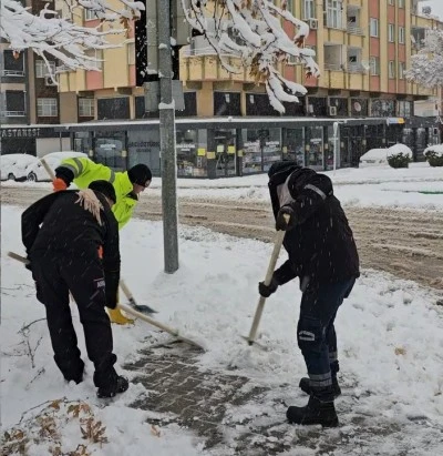 Nizip'te ekipler yayaların g&uuml;venliği i&ccedil;in sahada