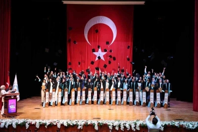 N&Ouml;H&Uuml;&rsquo;de mezuniyet sevinci
