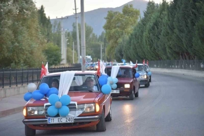 Nostaljik araçları sünnet aracı yaptılar, çocuklara şehir turu attırdılar
