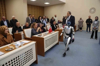 N&uuml;fusa kayıtlı robot mecliste: Heyecanlı anlar
