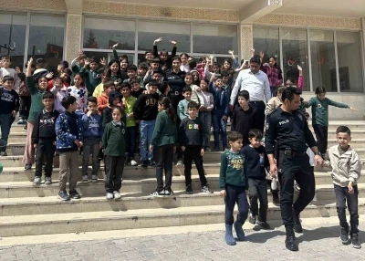 Nusaybin&rsquo;de polis ile &ouml;ğrenciler arasında y&uuml;rek ısıtan g&ouml;r&uuml;nt&uuml;
