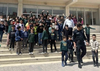 Nusaybin&rsquo;de polis ile &ouml;ğrenciler arasında y&uuml;rek ısıtan g&ouml;r&uuml;nt&uuml;