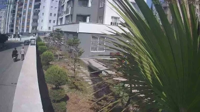 O anlar kamerada: Motosikletle kapkaç yaptılar yakalanıp tutuklandılar
