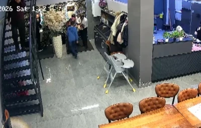 O anlar kamerada: Şefin Heimlich m&uuml;dahalesi bebeği hayata bağladı
