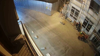 O anlar kamerada: Uyuyan bekçinin cep telefonunu çaldı
