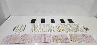 O anlar kamerda: Kuyumcuları sahte altınla dolandırdılar, yakalandılar
