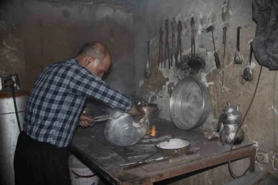 Ocakbaşında büyüyen kalay ustası mesleğini yaşatmaya çalışıyor
