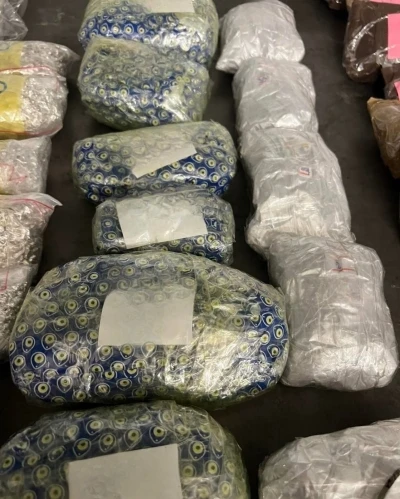 Oda spreyi ve gazoz şişelerine gizlenen 50 bin euro değerindeki ka&ccedil;ak altın ve g&uuml;m&uuml;ş ele ge&ccedil;irildi
