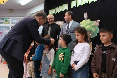 &Ouml;demiş&rsquo;te minik &ouml;ğrencilere kitap kurdu madalyası
