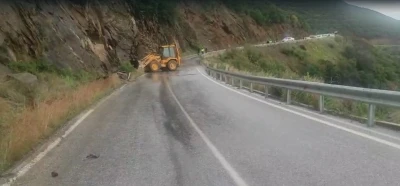 &Ouml;demiş-Turgutlu yolunda toprak kayması: Ulaşım kontroll&uuml; sağlanıyor

