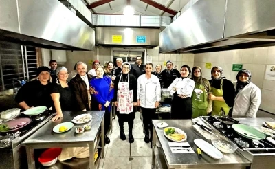 &Ouml;d&uuml;ll&uuml; şef, &Ccedil;eşme&rsquo;de yeni aş&ccedil;ılar yetiştiriyor
