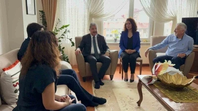 &Ouml;d&uuml;ll&uuml; ve ilk doktoralı işitme engelli m&uuml;hendis &ccedil;ifte validen anlamlı ziyaret
