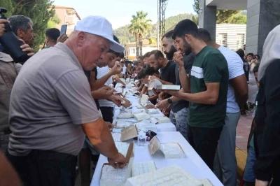 Ödülü alabilmek için 3 dakikada 1 kilo 100 gram lokum yemeyi başardı

