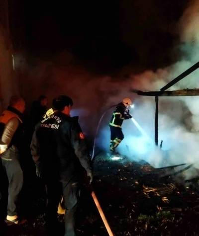 Odunluk yangını ekiplerin hızlı m&uuml;dahalesi ile s&ouml;nd&uuml;r&uuml;ld&uuml;
