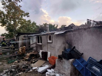 Odunlukta çıkan yangın itfaiyenin müdahalesiyle söndürüldü
