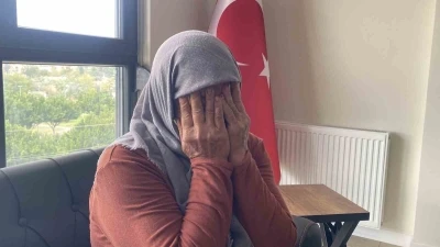 Oğlu &ouml;ld&uuml;r&uuml;len anne mahkemeden keşif istedi: "Yıkanırken g&ouml;rd&uuml;m, boynunda tırnak izleri vardı, adli tıp raporunda &ccedil;ıkmadı"

